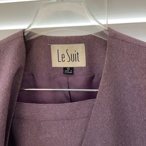 Women’s suit/ skirt